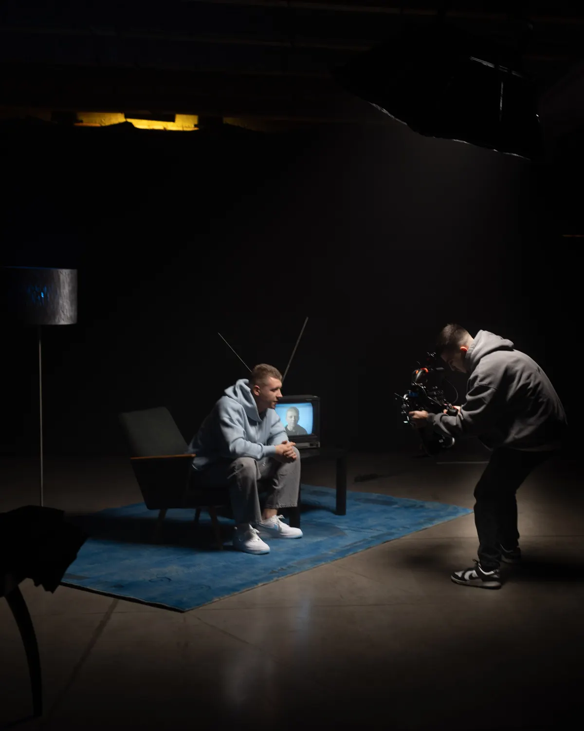 Rodaje de una entrevista en un set oscuro con una sola luz